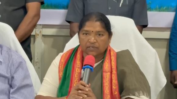 Minister Sitakka: సమ్మక్క సారక్క పవర్ ఫుల్.. రాజకీయం చేస్తే.. ఇచ్చిపడేసిన మంత్రి సీతక్క..