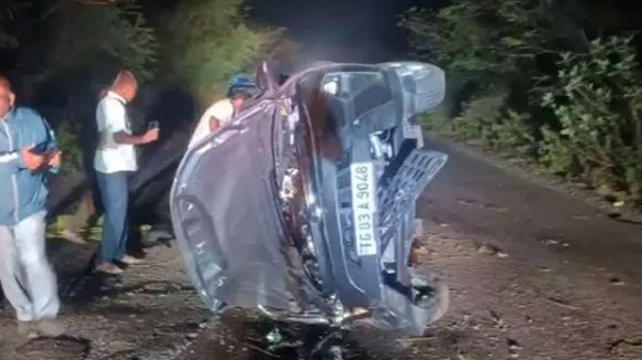 Road Accident: చెట్టును ఢీకొన్న కారు.. స్పాట్‌లో ఇద్దరు మృతి