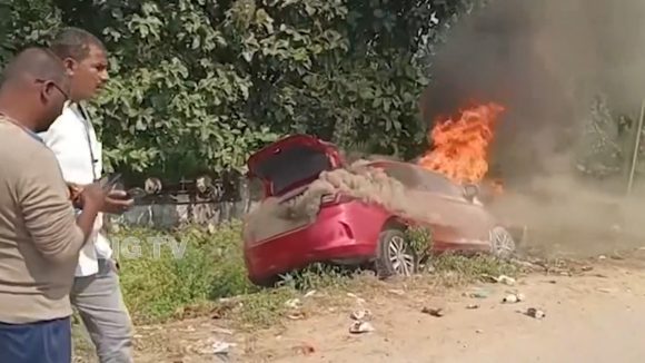 Car Fire Accident: కారు బీభత్సం.. బైక్, ట్యాంకర్‌ను ఢీ కొని దగ్ధమైన వాహనం..