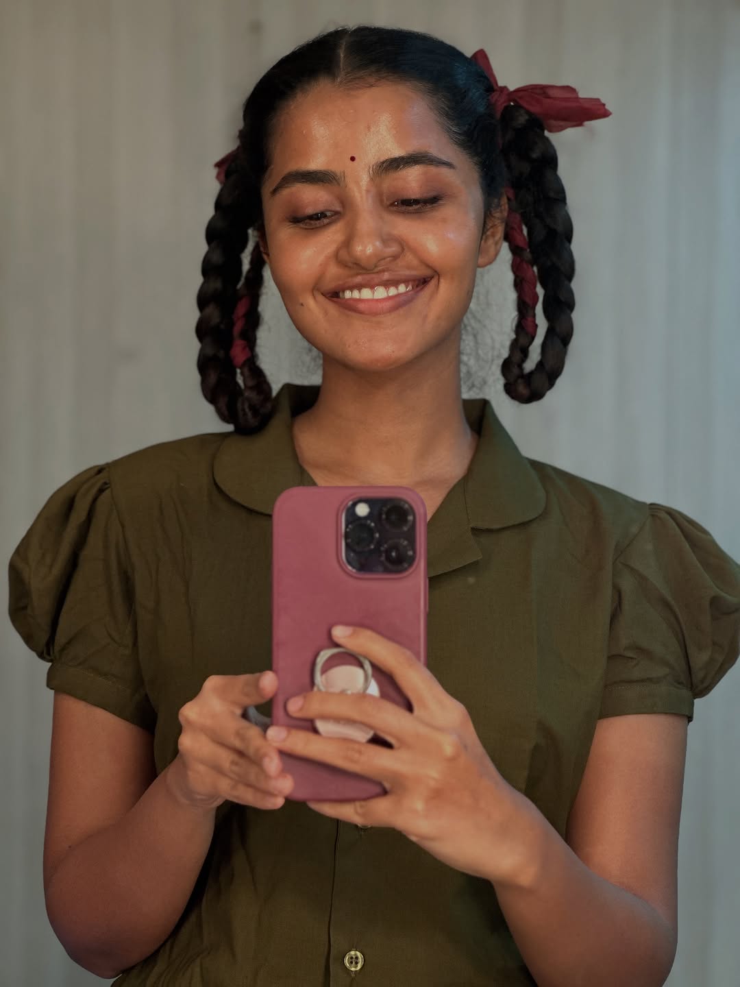Anupama parameswaran (Source: Instragram) Actress Anupama parameswaran Photo Gallery