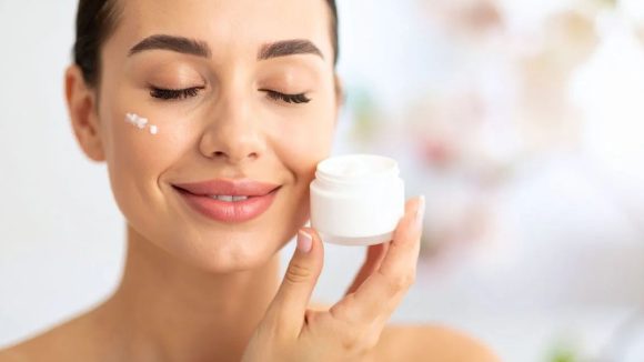 Winter Skin Care Routine: చలికాలంలోనూ చర్మం మృదువుగా  ఉండాలంటే..ఈ టిప్స్ ఫాలో అవ్వాల్సిందే !