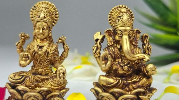 Idols: ఇంట్లో లక్ష్మీ, గణపతి విగ్రహాలను ఏ వైపు ఉంచాలి ?  చాలా మంది చేసే పొరపాటు ఇదే..