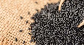 Black Sesame Seeds: నల్ల నువ్వులతో ఇలా చేస్తే..  శత్రు బాధలు తొలగిపోతాయ్