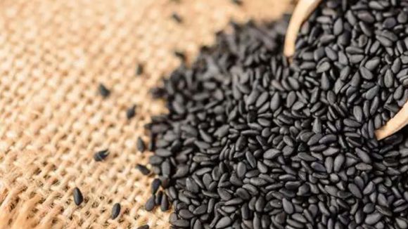 Black Sesame Seeds: నల్ల నువ్వులతో ఇలా చేస్తే..  శత్రు బాధలు తొలగిపోతాయ్