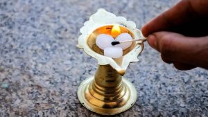 Vastu tips: మీ ఇంట్లో ప్రతిరోజూ కర్పూరం వెలిగించడం వల్ల జరిగేది ఇదే
