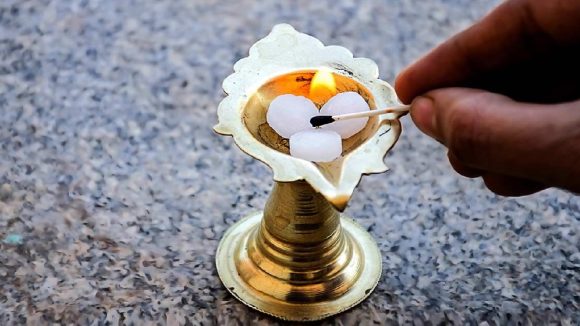 Vastu tips: మీ ఇంట్లో ప్రతిరోజూ కర్పూరం వెలిగించడం వల్ల జరిగేది ఇదే