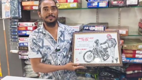 Jagityal News: హెల్మెట్ లేక ఫ్రెండ్  చనిపోవడంతో.. ఫ్రీగా హెల్మెట్లు పంచుతున్న ప్రాణస్నేహితుడు