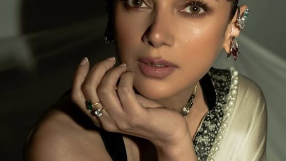 Aditi Rao Hydari : చీరలో అదితి ఎంత ముద్దొస్తుందో.. స్టైల్ అదిరిపోయింది..