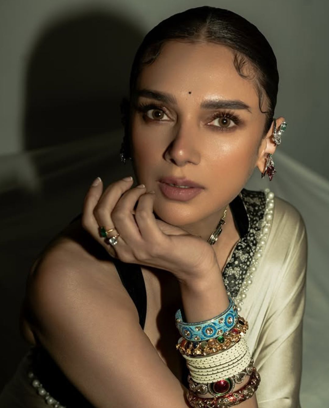 Aditi Rao Hydari : చీరలో అదితి ఎంత ముద్దొస్తుందో.. స్టైల్ అదిరిపోయింది..