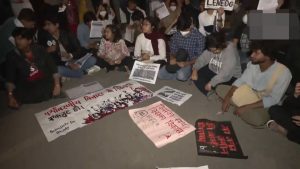 Delhi Air Emergency : శ్వాస ఆగుతోంది మహాప్రభూ.. రోడ్డెక్కిన దిల్లీవాసులు.. పిల్లలు, మహిళలు సైతం అరెస్ట్?