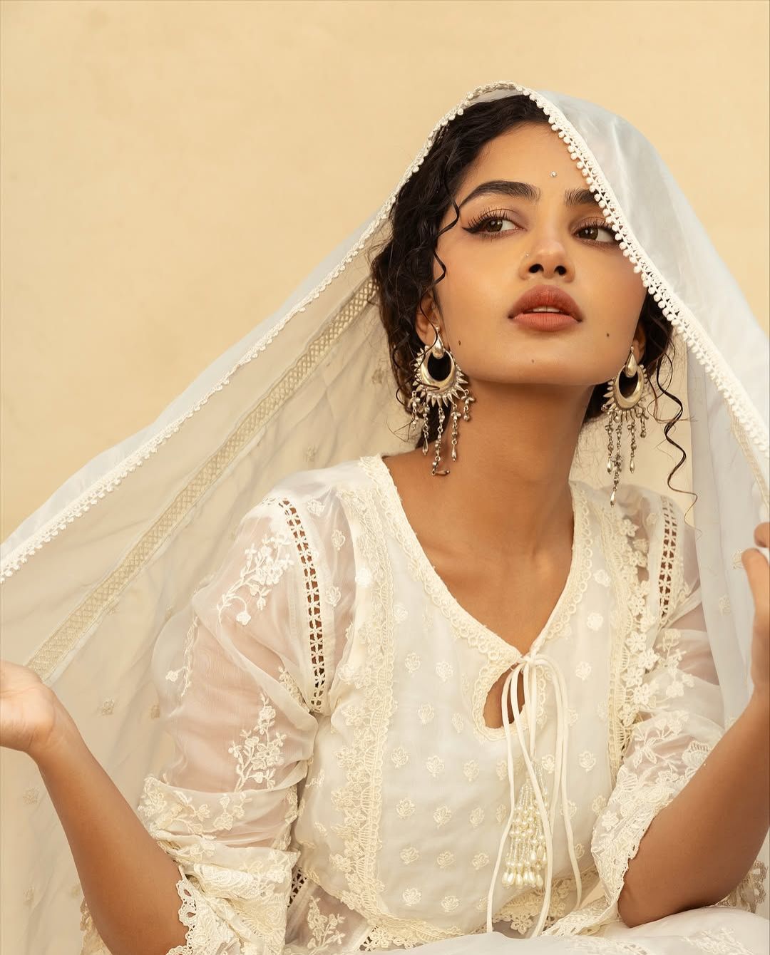 Anupama parameswaran: వైట్ డ్రెస్ లో ఏంజెల్ లా కనిపిస్తున్న అనుపమ!