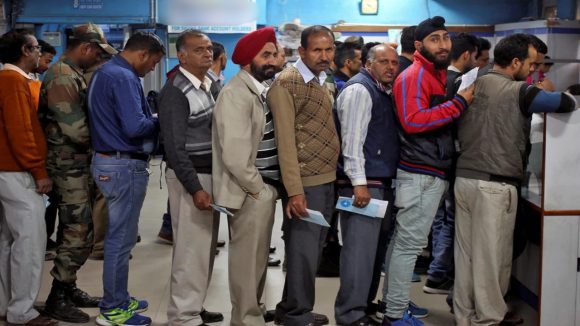 Bank Queue: బ్యాంకు ముందు నోట్ల రద్దు తరహా భారీ లైన్లు.. కారణం ఇదే