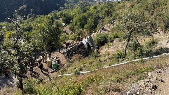 Bus Accident: ఉత్తరాఖండ్ లో ఘోర ప్రమాదం.. లోయలోకి దూసుకెళ్లిన బస్సు.. ఐదుగురు మృతి