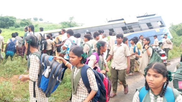 Bus Accident: రాష్ట్రంలో మరో బస్సుప్రమాదం.. పొలాల్లోకి దూసుకెళ్లిన ఆర్టీసీ బస్సు, స్పాట్‌లో ముగ్గురు..?