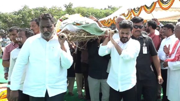 Andesri Cremation: ఘట్‌కేసర్‌లో కవి అందెశ్రీ అంత్యక్రియలు.. పాడి మోసిన సీఎం రేవంత్‌రెడ్డి