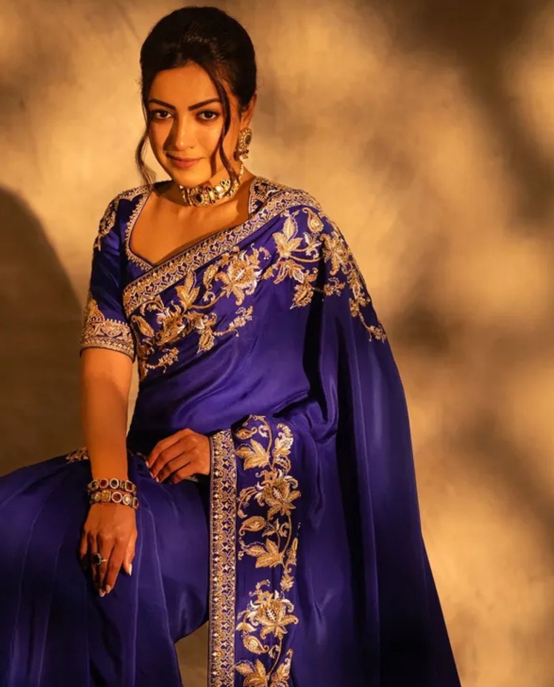 Catherine Tresa : బ్లూ శారీలో మనసు దోచుకుంటున్న కేథరీన్.. సో క్యూట్ కదా..