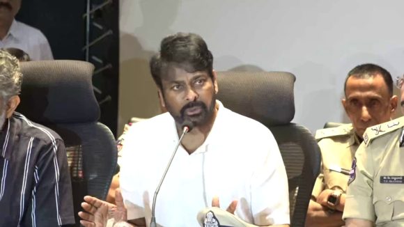 Chiranjeevi: తట్టుకోలేని పరిస్థితులు చూశాం.. ఐబొమ్మ రవి అరెస్టుపై చిరంజీవి స్పందన