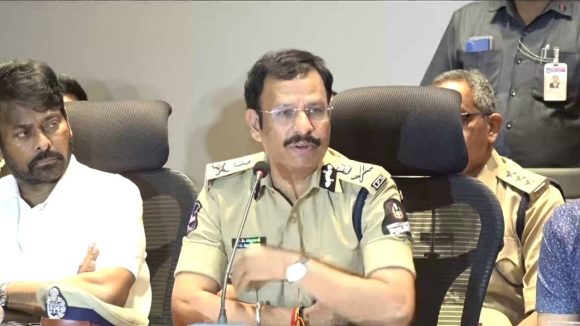 Ibomma Ravi : ఐబొమ్మ వల్ల ఎంతో మంది చనిపోయారు, పైరసీతో రవి కోట్లు సంపాదించాడు.. కీలక విషయాలు వెల్లడించిన సజ్జనార్!