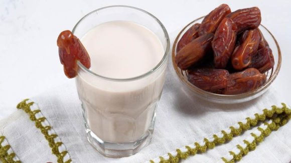 Dates milk: పాలలో ఖర్జూరం నానబెట్టి తాగితే జరిగే అద్భుతం ఇదే
