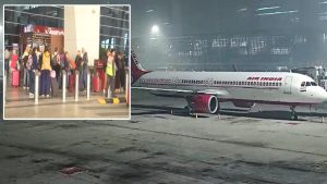 Delhi IGI Airport: దిల్లీ ఇందిరా గాంధీ ఎయిర్ పోర్టులో సాంకేతిక సమస్య.. 100కి పైగా విమానాలు  ఆలస్యం