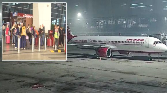 Delhi IGI Airport: దిల్లీ ఇందిరా గాంధీ ఎయిర్ పోర్టులో సాంకేతిక సమస్య.. 100కి పైగా విమానాలు  ఆలస్యం