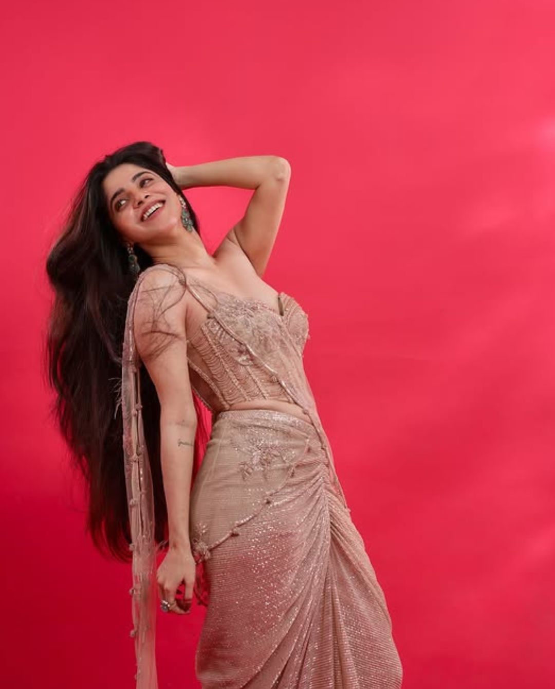 Divya Bharathi: చీరలో సొయగాలతో వలపు వల విసుతున్న దివ్యభారతి..