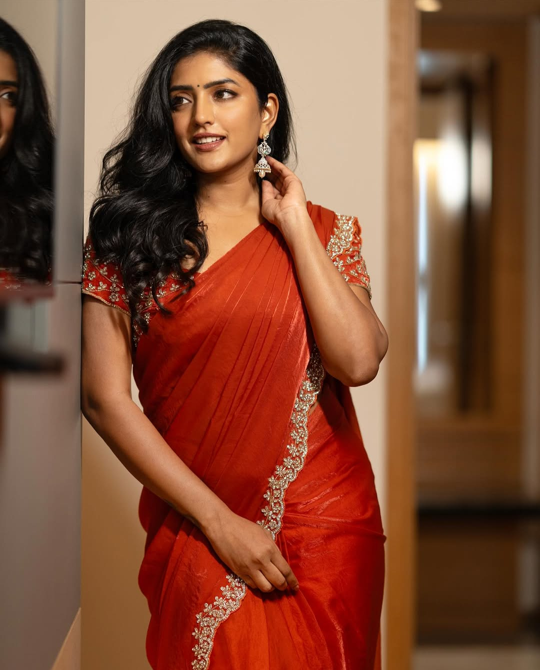 Eesha Rebba: చీరలో వయ్యారాలు పోతున్న ఈషా.. నడుము అందంతో కట్టిపడేస్తోన్న భామ