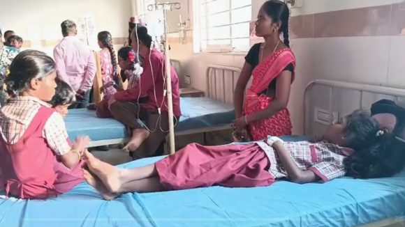 Karimnagar News: పాఠశాలలో ఫుడ్ పాయిజన్.. 25 మంది బాలికలకు అస్వస్థత