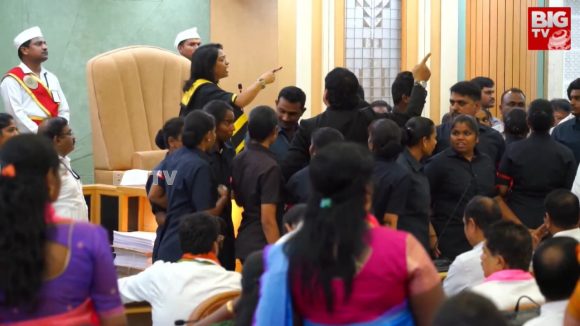 GHMC Council Meeting: జీహెచ్ఎంసీ కౌన్సిల్ సమావేశం రచ్చ రచ్చ.. బీజేపీ, మజ్లిస్ మధ్య తోపులాట