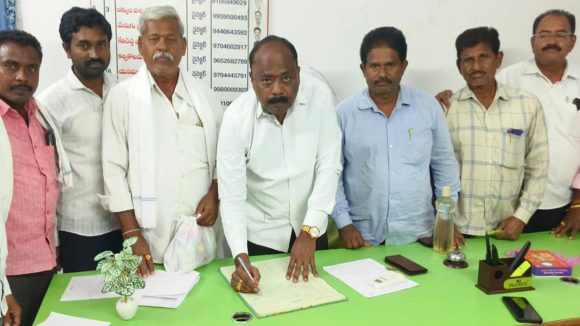 Kakirala Hariprasad: తొర్రూర్ ప్యాక్స్ చైర్మన్‌గా కాకిరాల హరిప్రసాద్ బాధ్యతలు స్వీకరణ