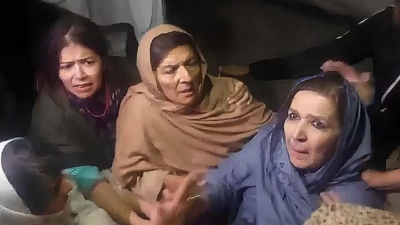 Imran Khan: జుట్టు పట్టుకుని ఈడ్చుకెళ్లారు.. పాక్ జైలు వద్ద ఇమ్రాన్ ఖాన్ సోదరీమణులపై దాడి