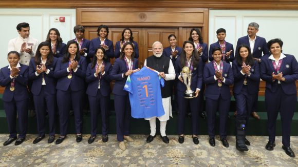 Indian Womens Team: ప్ర‌ధాని మోడీకి వ‌ర‌ల్డ్ క‌ప్ విజేత‌ల స్పెష‌ల్ గిఫ్ట్‌..”న‌మో” అంటూ