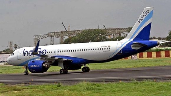 Indigo flight: ఎయిర్‌పోర్టులో రన్ వేపై ఆగిన ఇండిగో విమానం.. భయాందోళనలో ప్రయాణికులు