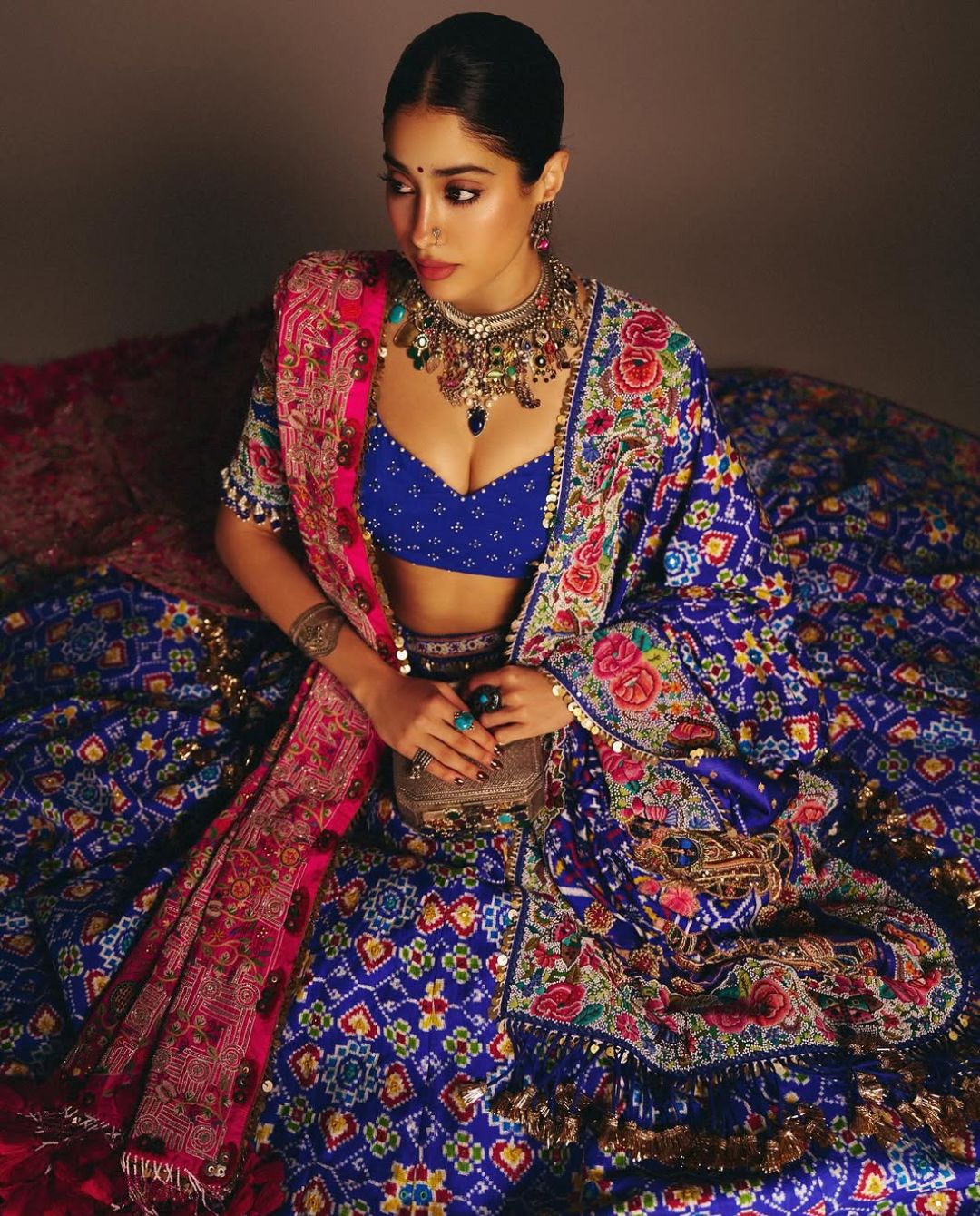Janhvi Kapoor: సాంప్రదాయంలో కూడా గ్లామర్ తో కట్టిపడేస్తున్న నయా అతిలోకసుందరి!