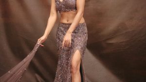 Kriti kharbanda: నాభి అందాలతో గత్తరలేపుతున్న కృతికర్బంధ..