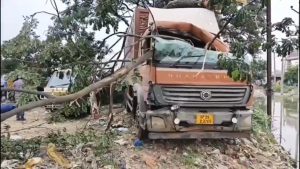 Nellore Road Accident: నెల్లూరులో ఘోర రోడ్డు ప్రమాదం.. వ్యాపారుల పైకి దూసుకెళ్లిన కంటైనర్ లారీ.. ముగ్గురి మృతి