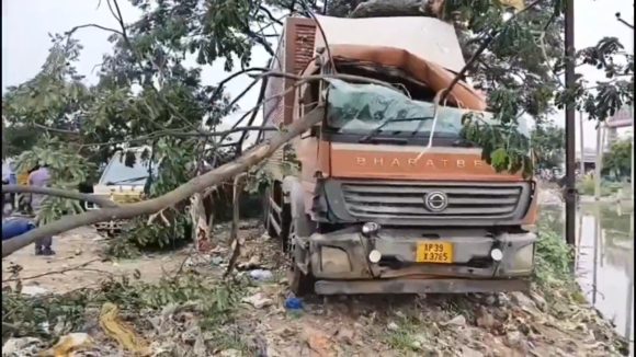 Nellore Road Accident: నెల్లూరులో ఘోర రోడ్డు ప్రమాదం.. వ్యాపారుల పైకి దూసుకెళ్లిన కంటైనర్ లారీ.. ముగ్గురి మృతి