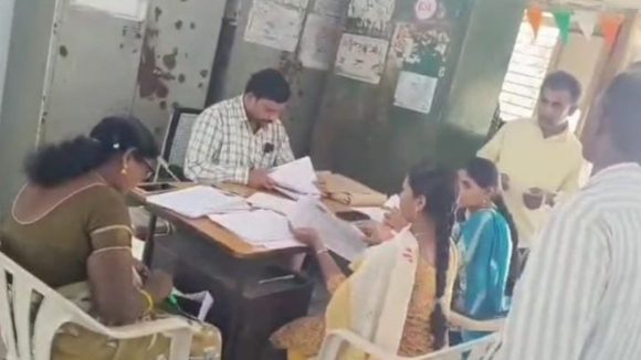 Mahabubabad News: ఇది ఎమ్మార్వో ఆఫీసుల్లో పరిస్థితి.. రూ.4వేలు ఇస్తేనే పట్టా ఇస్తాం.. ఈ రైతు ఆవేదన చూడండి..
