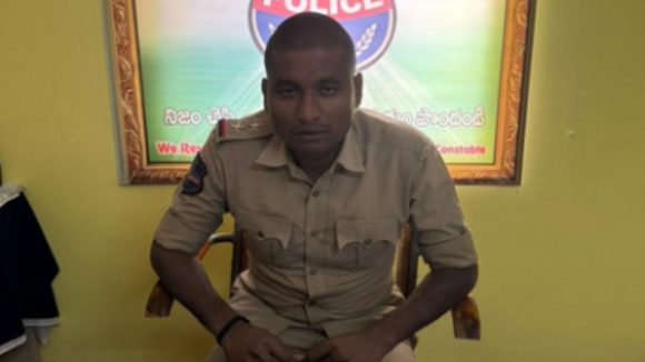 Medak News: లంచం తీసుకుంటూ రెడ్‌హ్యాండెడ్‌గా పట్టుబడ్డ ఎస్ఐ.. టపాకాయలు కాల్చి ఊరుఊరంతా సంబరాలు