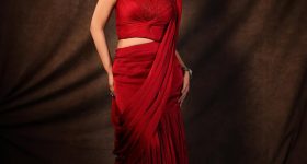 Meenakshi Chaudhary: ఏమాందం ఏమాందం.. రెడ్ డ్రెస్ లో కొంటెచూపులతో మాయ చేస్తున్న భామ