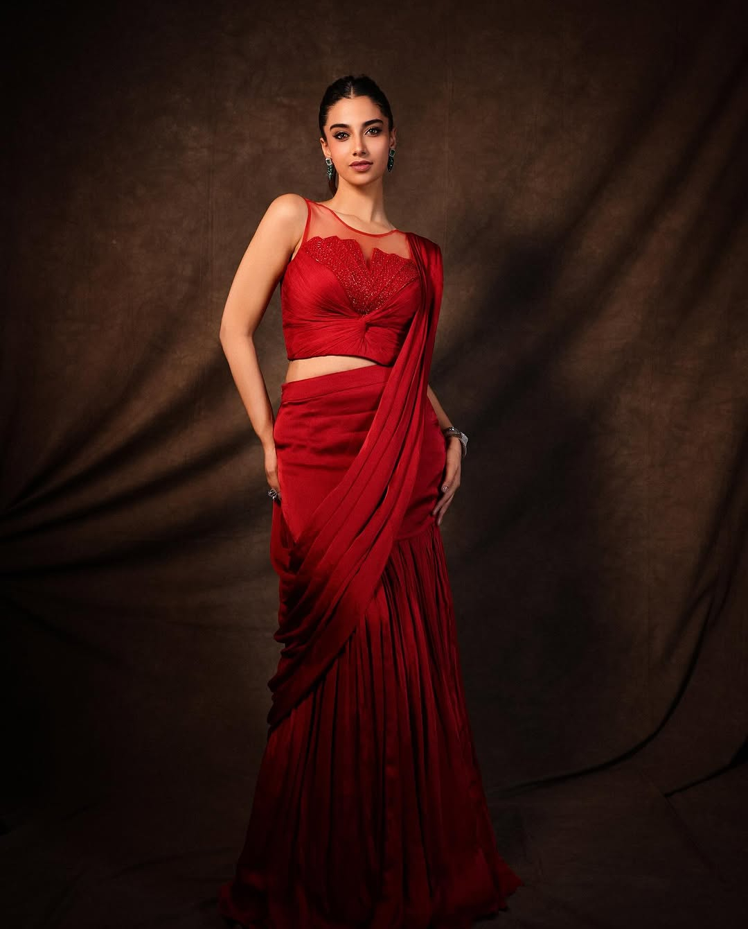 Meenakshi Chaudhary: ఏమాందం ఏమాందం.. రెడ్ డ్రెస్ లో కొంటెచూపులతో మాయ చేస్తున్న భామ