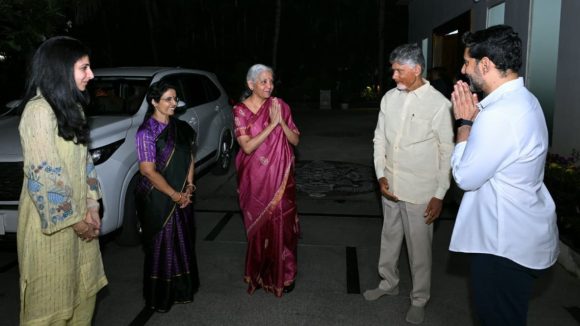 Amaravati News: అమరావతిలో మంత్రి సీతారామన్ .. రాత్రి సీఎం ఇంట్లో డిన్నర్, బ్యాంకులకు శంకుస్థాపన