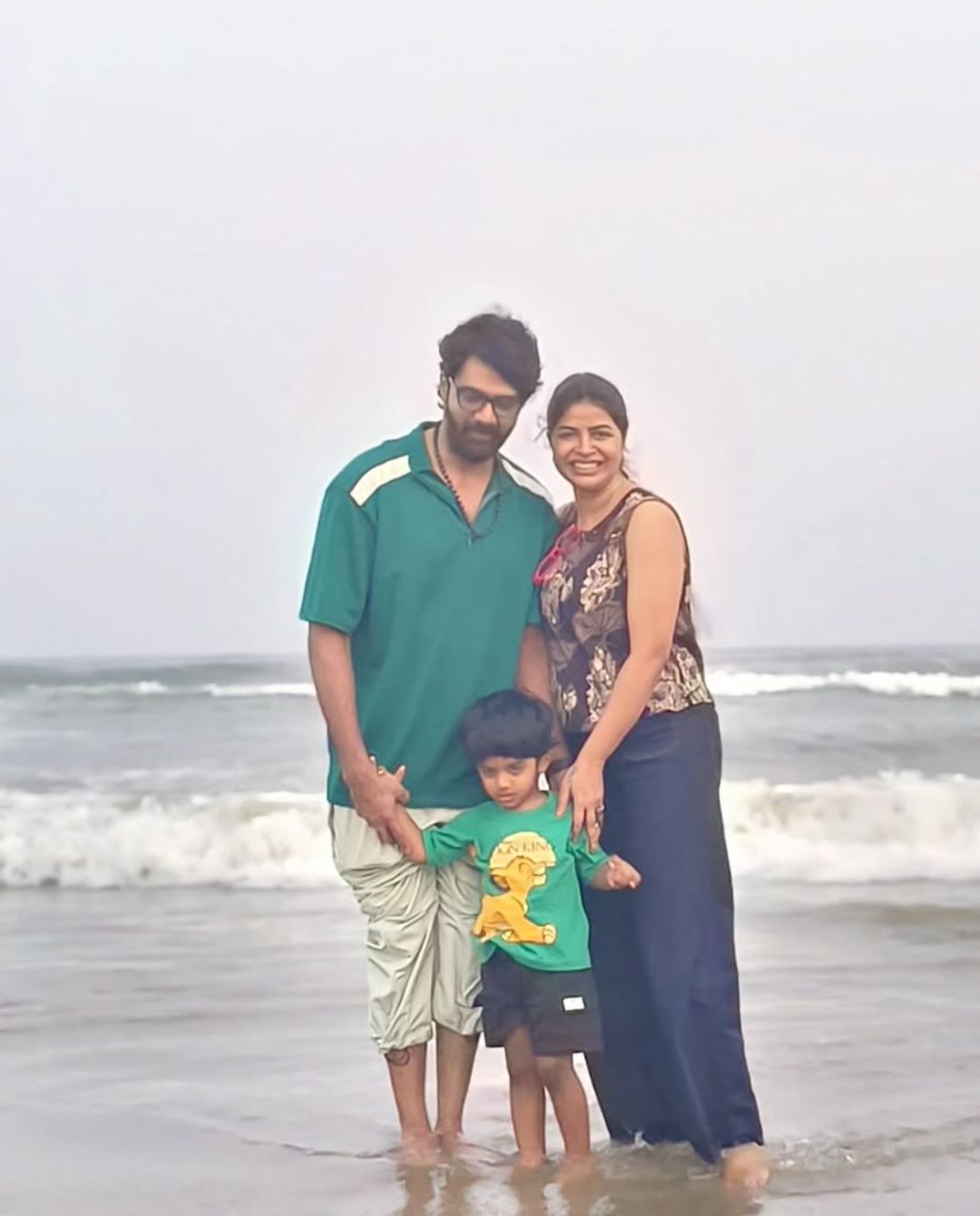 Naveen Chandra: బీచ్ లో ఫ్యామిలీతో చిల్ అవుతున్న హీరో.. కొడుకును చూసారా?