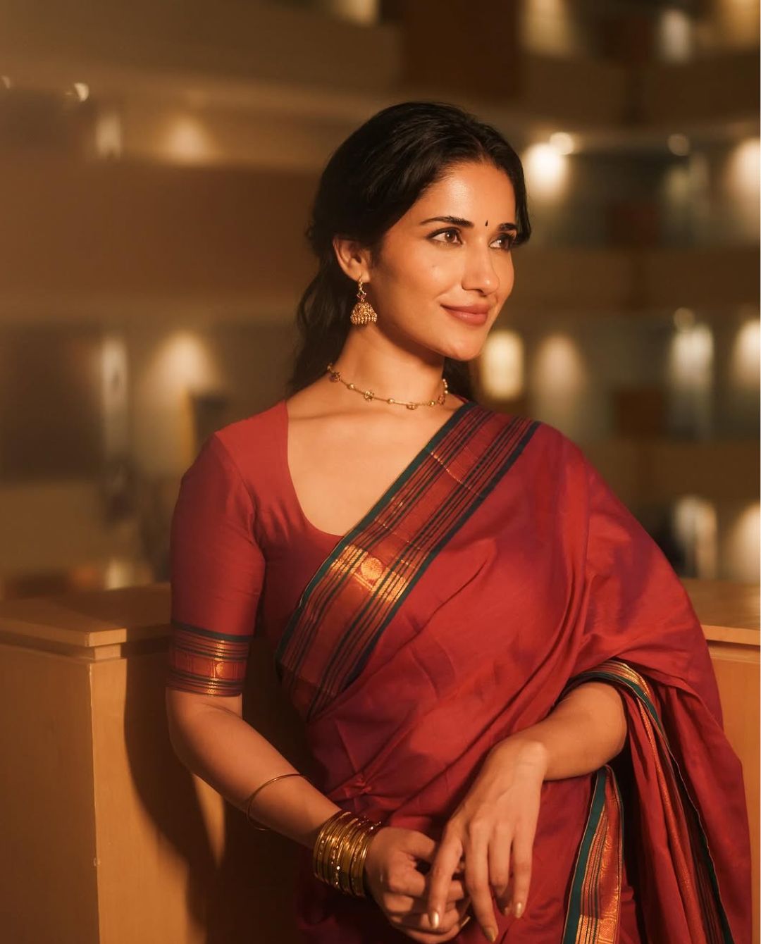 Ruhani Sharma: చీరకట్టులో మరింత అందంగా కనిపిస్తున్న రుహానీ శర్మ!