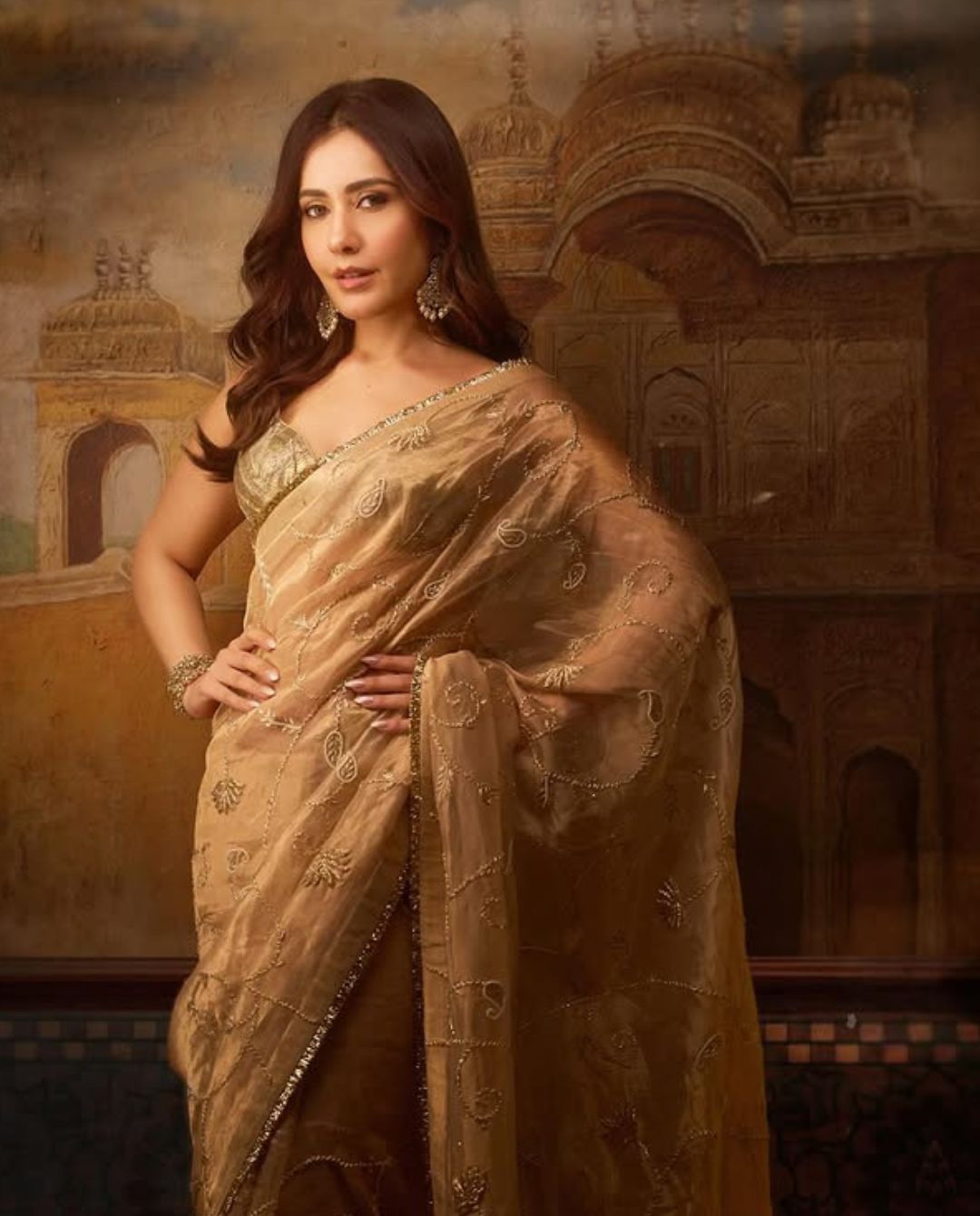 Raashii Khanna : గోల్డ్ కలర్ శారీలో దేవకన్యలా మెరిసిపోతున్న రాశి ఖన్నా.. మైండ్ బ్లాకే..