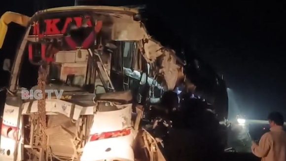 Road Accident: లారీని ఢీకొట్టిన ట్రావెల్స్ బస్సు.. నుజ్జైన ముందుభాగం, నందిగామలో ఘోర రోడ్డు ప్రమాదం
