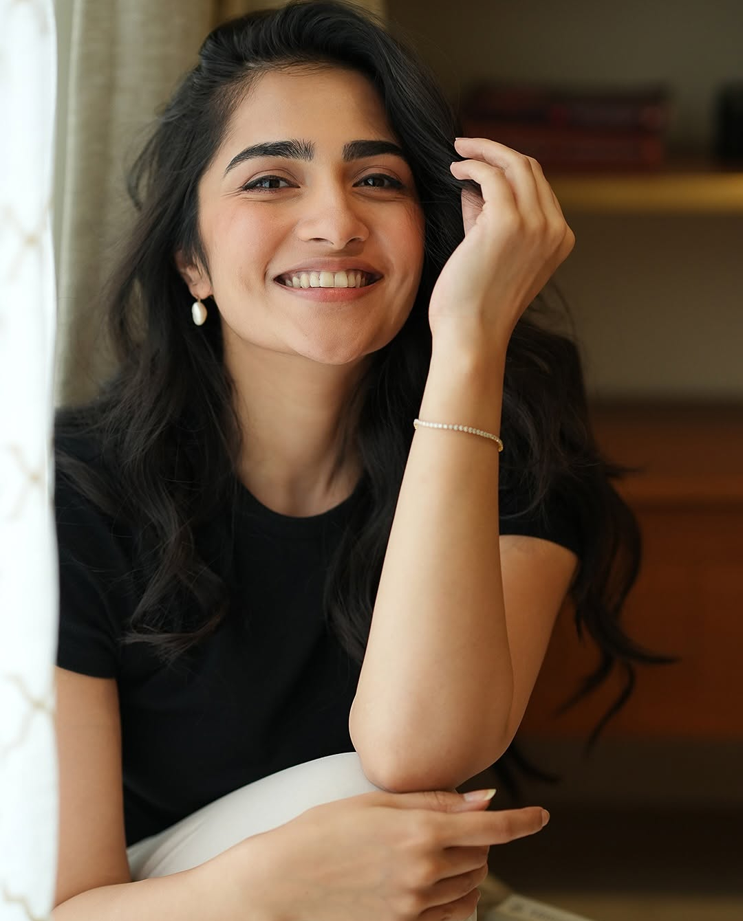 Rukmini Vasanth: బ్లాక్ టీ షర్టులో క్యూట్ లుక్స్ తో మతిపోగోడుతున్న రుక్మిణి వసంత్