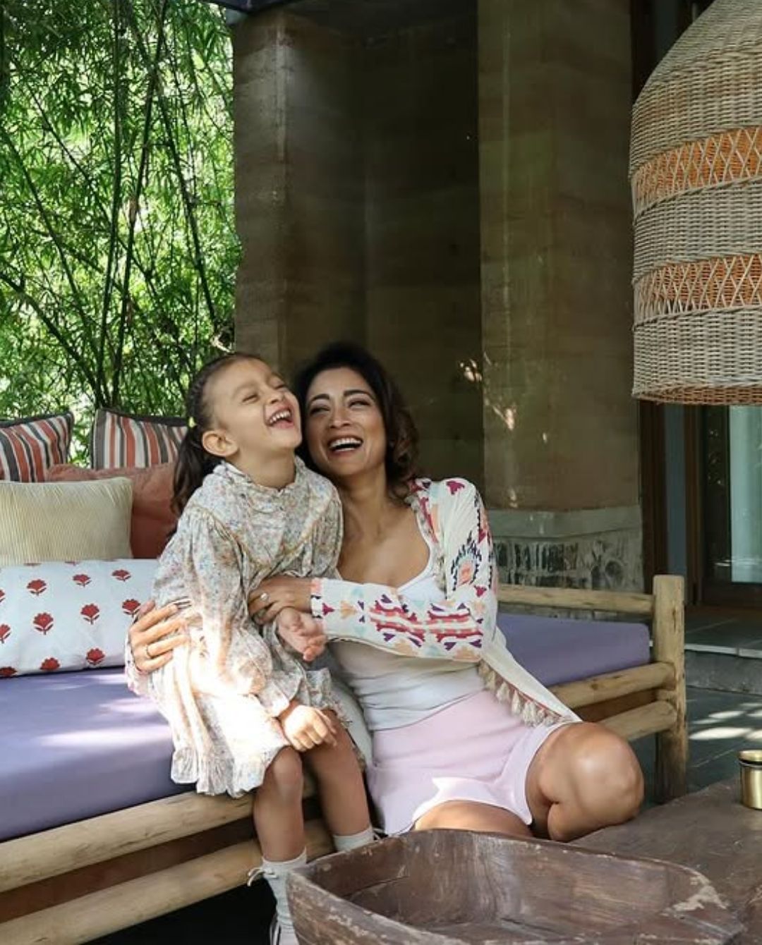 Shriya Saran: కూతురుతో చిల్ అవుతున్న శ్రియా.. ఫోటోలు వైరల్!