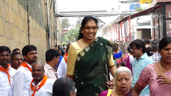 Tirumala Tallest Woman: ఏయ్ బాబోయ్‌ ఎంత పొడుగో.. తిరుమలలో ఎత్తైన మహిళ సందడి