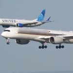 Newyork Airport: న్యూయార్క్ ఎయిర్ పోర్టులో తప్పిన ప్రమాదం.. ఆగివున్న విమానాన్ని ఢీకొన్న మరో విమానం